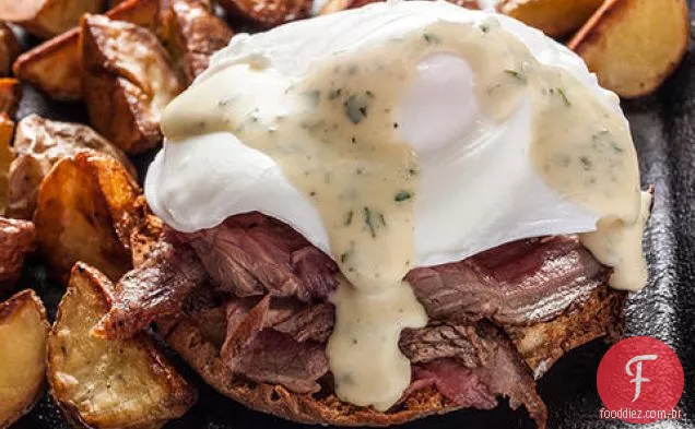 Bife e ovos Benedict com molho Béarnaise
