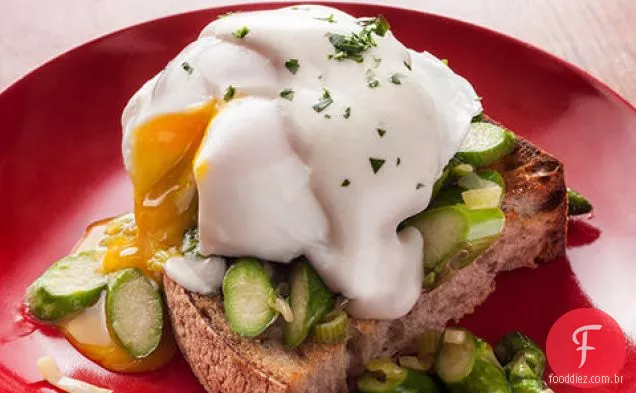 Espargos Benedict com molho Chèvre-Dijon