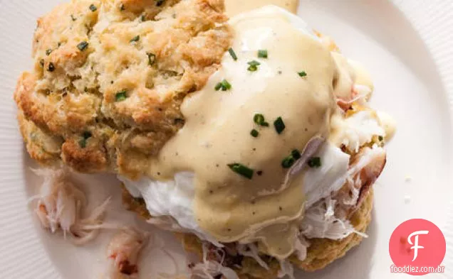 Caranguejo Benedict em biscoitos de Cebolinha