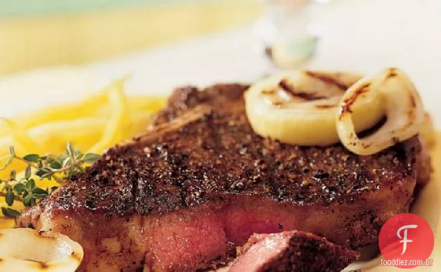 Bife de pimenta grelhada sem glúten com cebola de mel