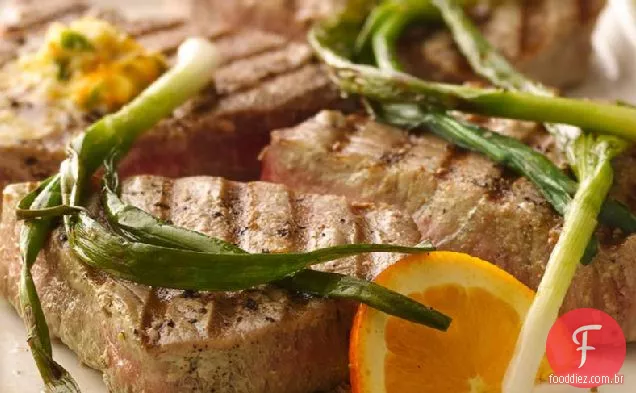 Bifes de atum grelhados com cebolinha e manteiga de laranja