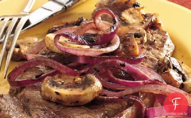 Bifes de tira grelhados com cebola balsâmica
