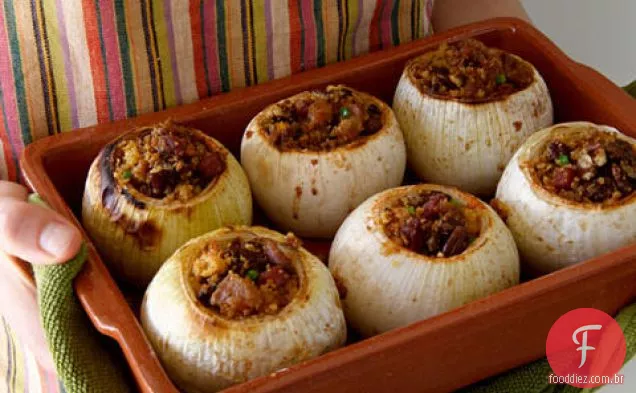 Pão de milho, noz-pecã e cebola recheada com carne de porco salgada