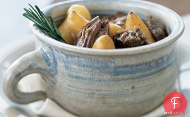Cordeiro de alecrim assado em panela com batatas Fingerling