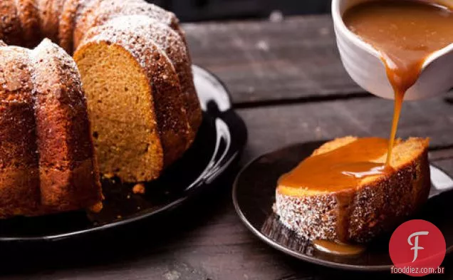 Abóbora Spice Bundt Bolo Com Molho De Caramelo Salgado