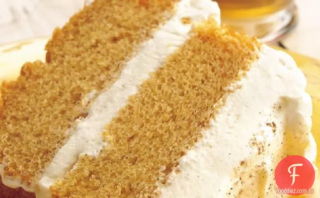 Bolo de comida de anjo de abóbora com recheio de gengibre e creme