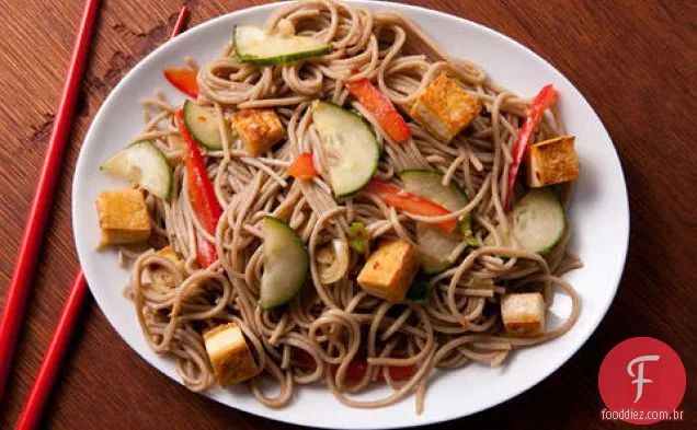 Salada de macarrão de gergelim com Tofu