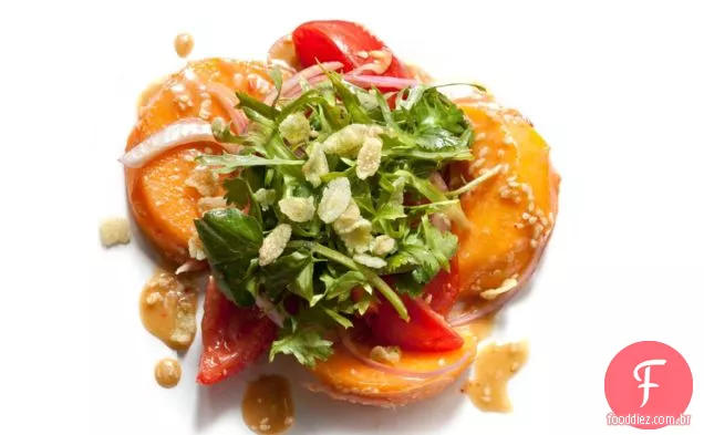 Salada de caqui com vinagrete de gergelim