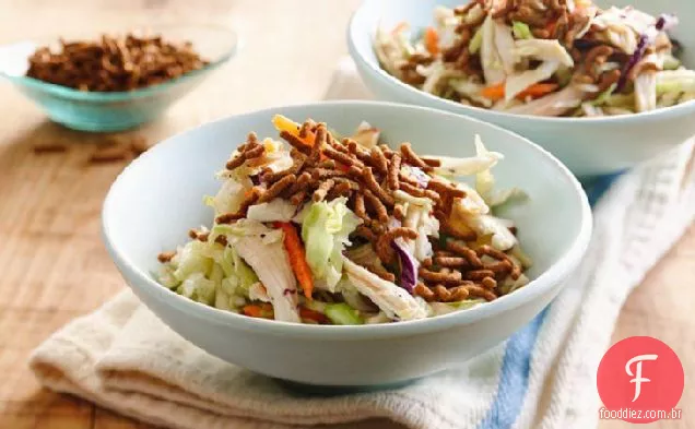 Salada Asiática De Frango Com Cobertura De Cereais Fiber One® 