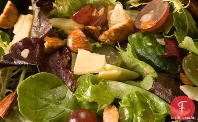 Salada de Uva e amêndoa misturada com verduras