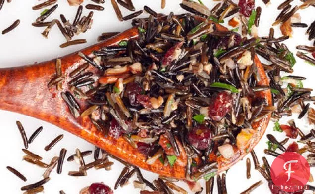 Arroz selvagem, noz-pecã e salada de Cranberry