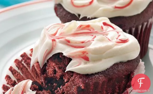 Cupcakes de veludo vermelho com cobertura de Cream Cheese