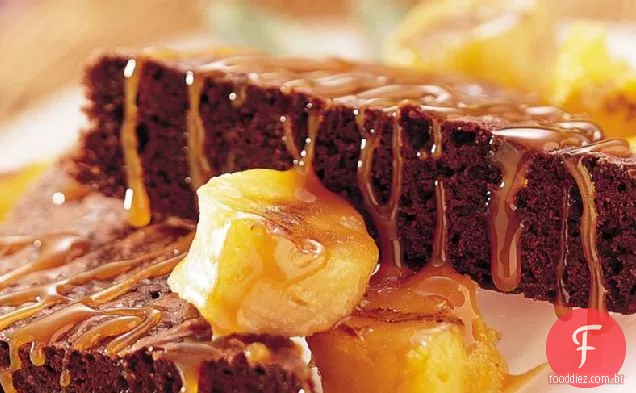 Brownies de tartaruga Tropical com frutas grelhadas