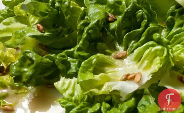 Alface manteiga e salada de sementes de abóbora