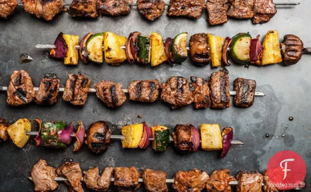 Kebabs de carne e vegetais