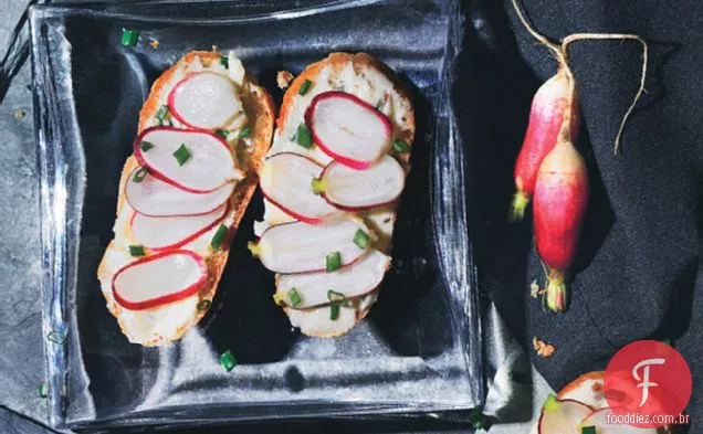 Baguete Fatiada Com Rabanetes E Manteiga De Anchova