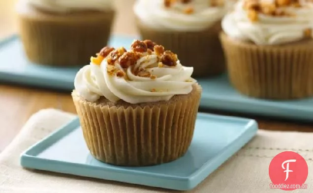 Cupcakes de especiarias de maçã sem glúten com cobertura de queijo creme de bordo e nozes cristalizadas