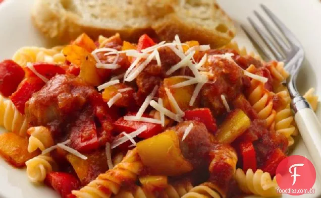 Salsichas e pimentões italianos de fogão lento com Rotini