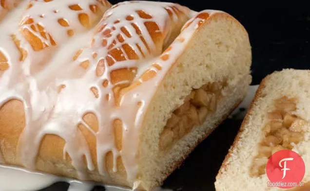 Bolo de café trançado com recheio de maçã e gengibre