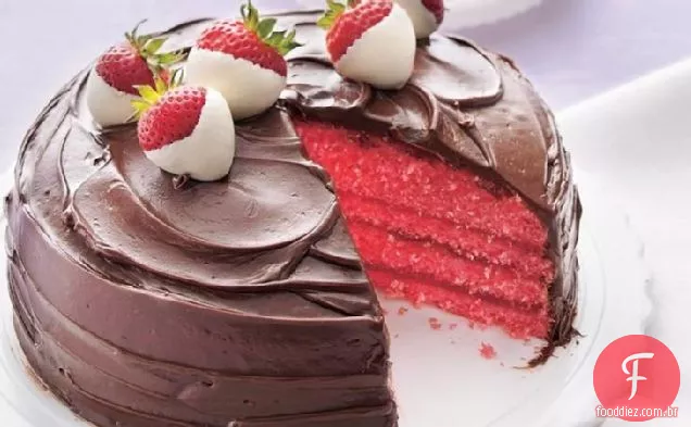 Bolo De Morango Com Cobertura De Chocolate