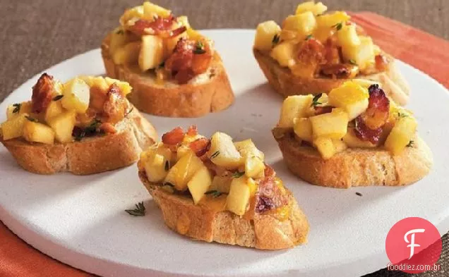 Maçã Bacon Cheddar Crostini