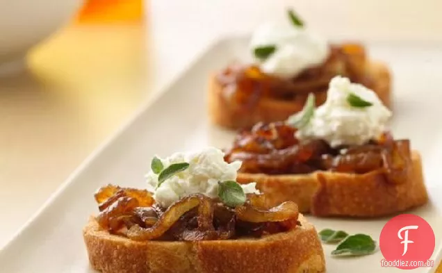 Cebola caramelizada e queijo de cabra Crostini