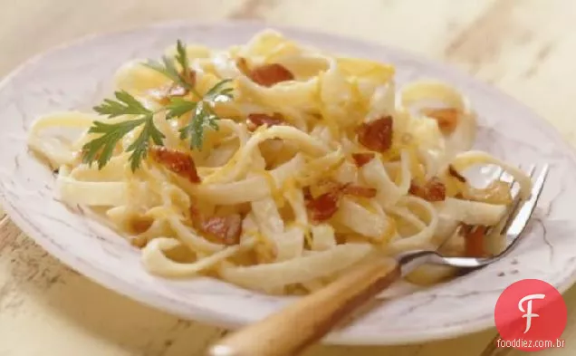Macarrão com Bacon, cebola caramelizada e queijo Cheddar