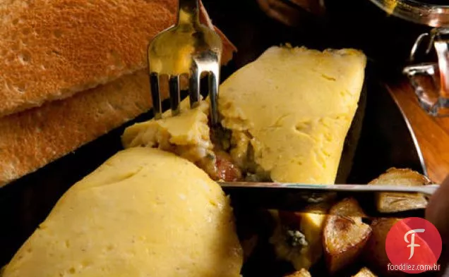 Bacon, maçã e omelete de queijo azul