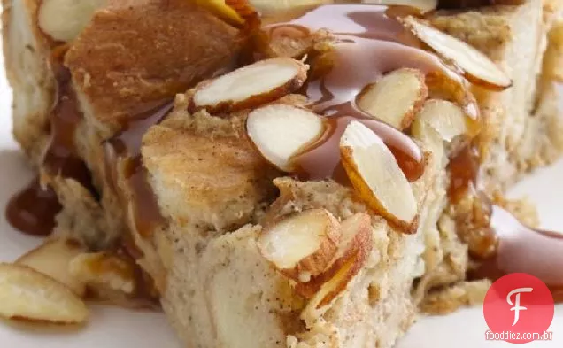 Pudim de pão de maçã e caramelo