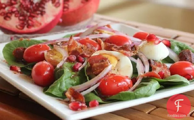 Salada de espinafre com molho de salada de romã quente