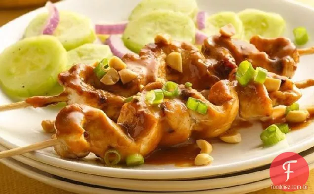 Frango grelhado Satay com salada de pepino
