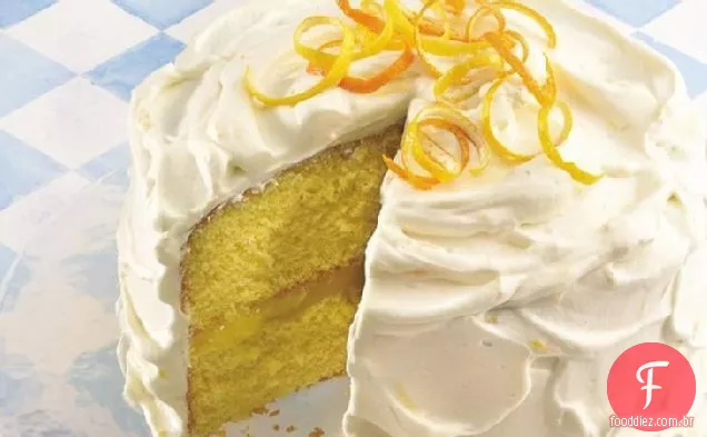 Bolo cítrico com cobertura de chantilly com limão