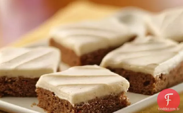 Barras de bolo de cenoura com canela-cobertura de Cream Cheese