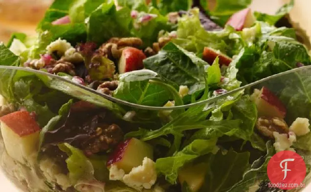 Salada de maçã, queijo e nozes torradas