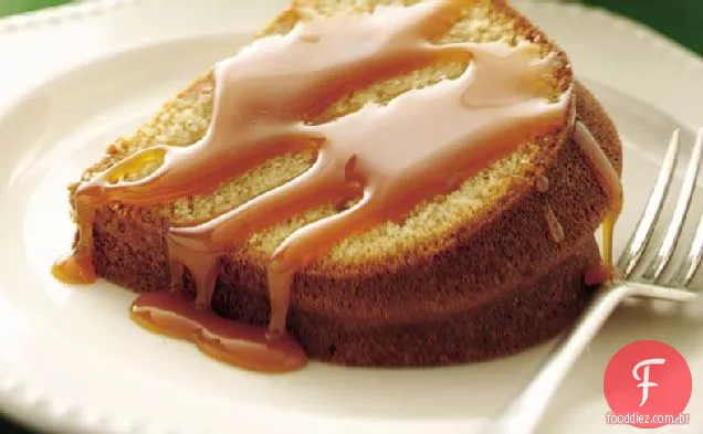 Bolo de açúcar mascavo com molho de Rum-caramelo