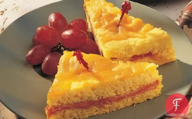 Sanduíche de presunto e queijo assar