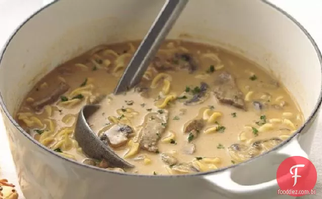 Sopa cremosa de carne, cogumelos e macarrão