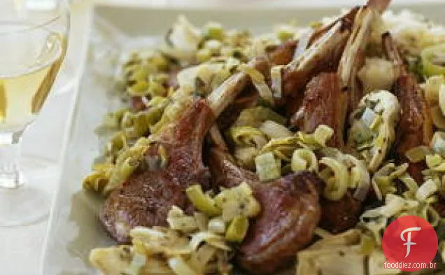 Cordeiro com alcachofras de alho-poró e arroz com limão