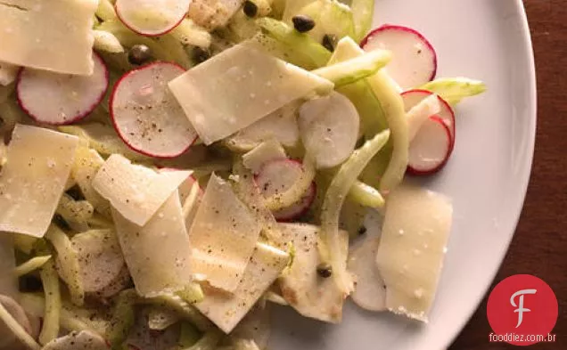 Aipo raspado, raiz de aipo e salada de rabanete