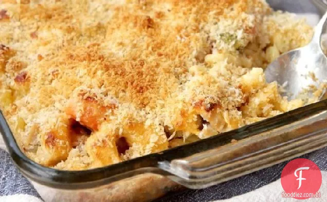 Macarrão e frango com queijo caçarola assada