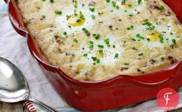 Caçarola de salsicha e grãos com ovos cozidos