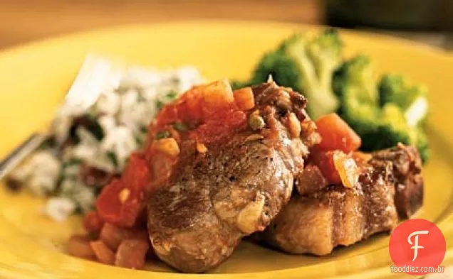 Costeletas de cordeiro em Erva-doce-molho de tomate-alcaparras