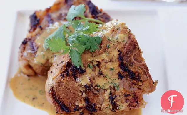 Costeletas de cordeiro grelhadas com molho Tahini