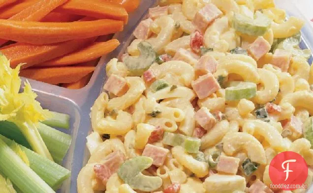 Salada de piquenique com presunto e macarrão