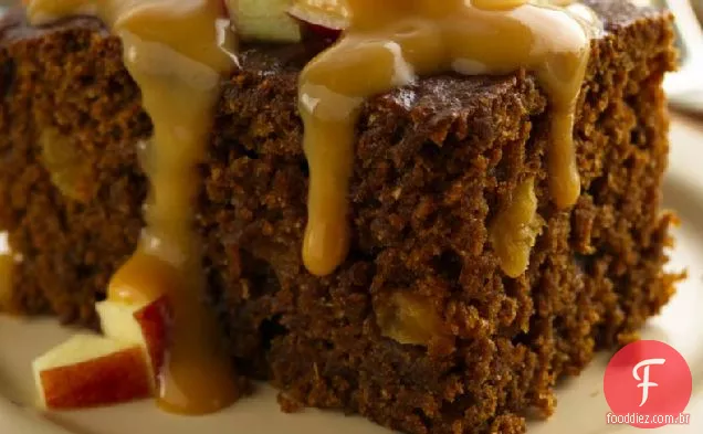 Bolo de gengibre com caramelo-cobertura de maçã