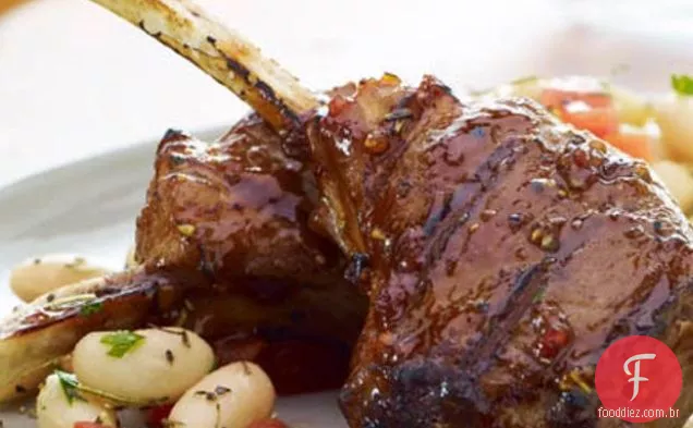 Costeletas De Cordeiro Grelhadas Da Toscana Com Provençal De Feijão Branco Quente