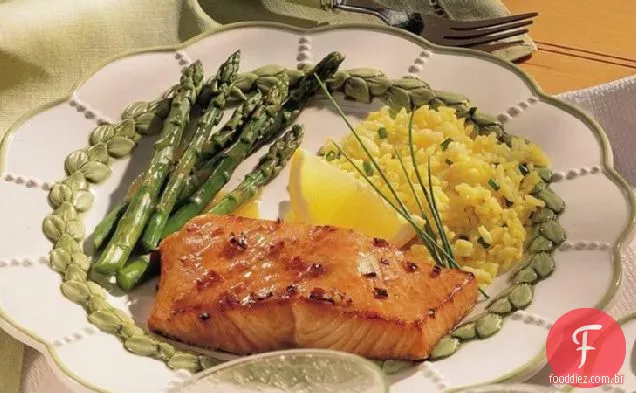 Salmão grelhado com marinada de mel e soja