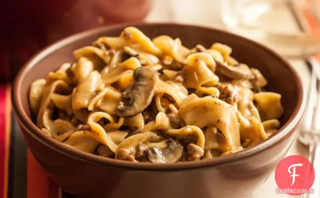 Strogonoff de carne de uma panela com macarrão de ovo