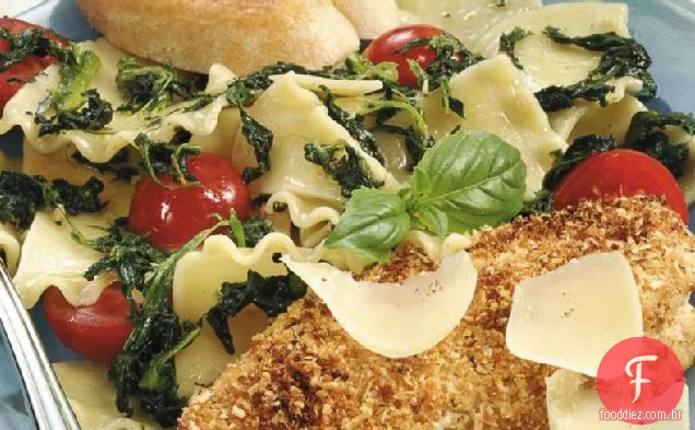 Frango Parmesão com trapos de massa