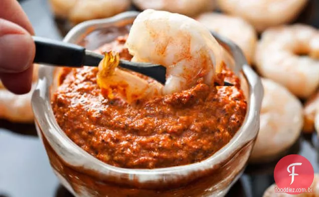 Camarão assado com molho Romesco